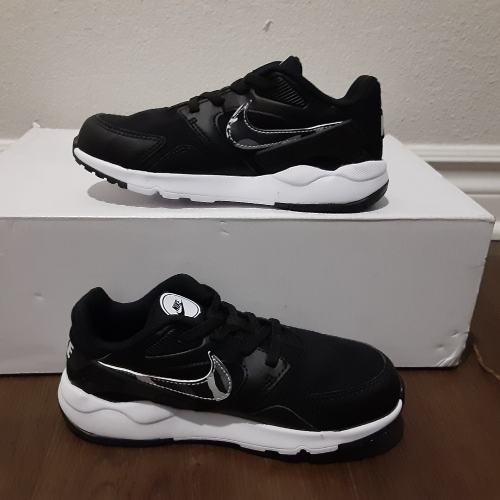 Nike - Picture 3 of 4